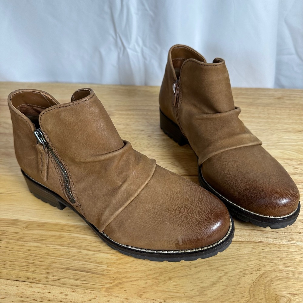Clarks Hearth Dove Leather‎ Ankle Boots Womens 7.5W Brown Zipper Ruched Classic - Picture 2 of 8